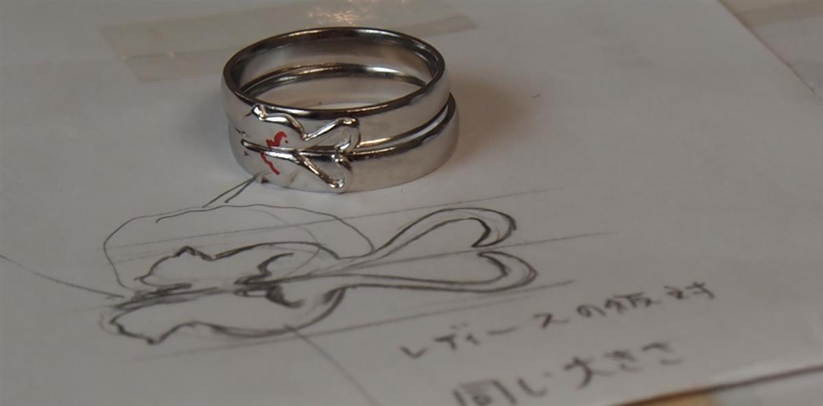 二人で考え彼女が描いた絵柄を立体的にデザインした結婚指輪(マリッジリング)。。。
