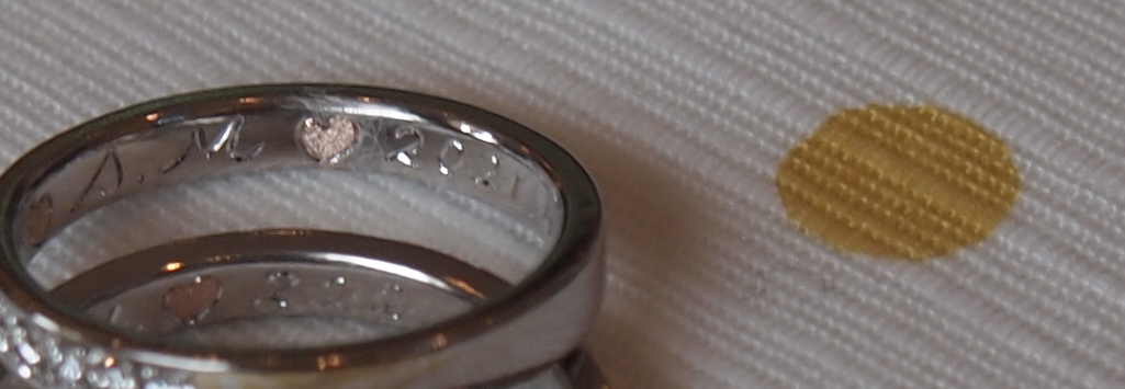 結婚指輪(マリッジリング)の内側にピンクゴールドのハートが。。。