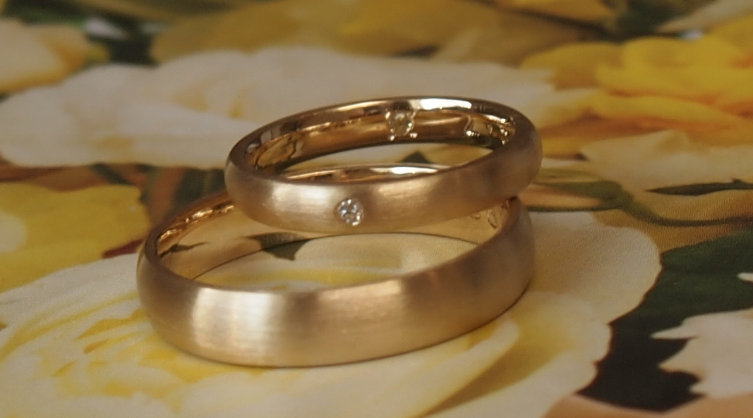 手作り鍛造のK18イエローゴールドの結婚指輪(マリッジリング)。。。