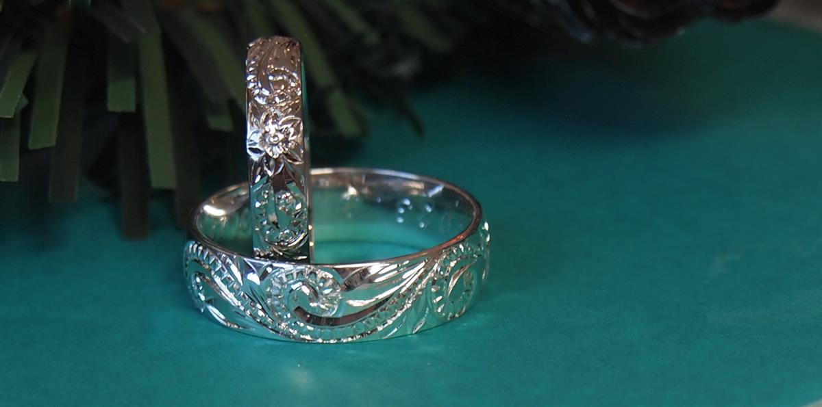 ハワイアンジュエリーのこだわりの絵柄を手彫りした結婚指輪(マリッジリング)