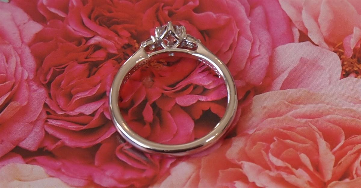 少しお待たせした婚約指輪(エンゲージリング)。。。