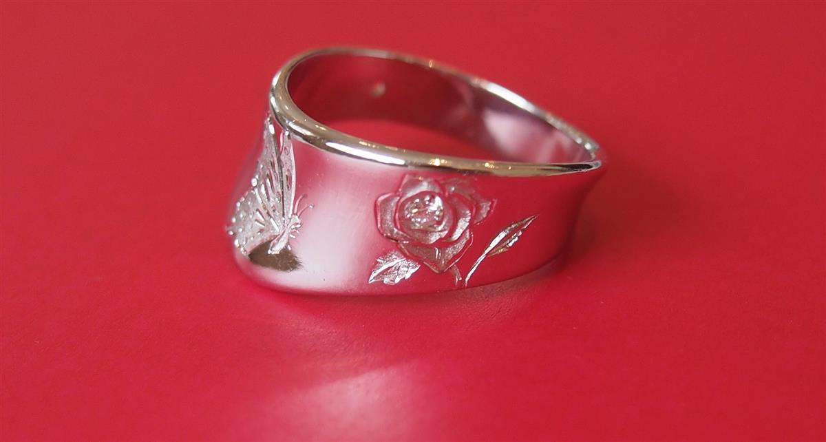 無表情で物足りない幅広のリングも芸術的な手彫で。。。