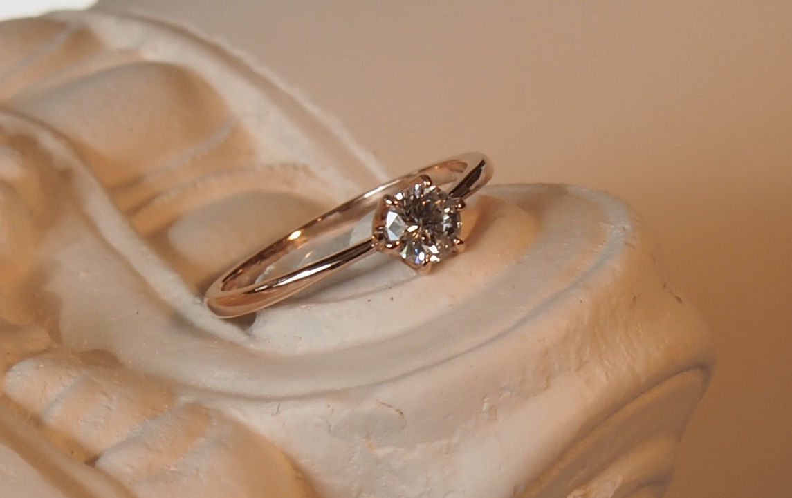 K18のピンクゴールドのシンプルな婚約指輪(エンゲージリング)に。。。