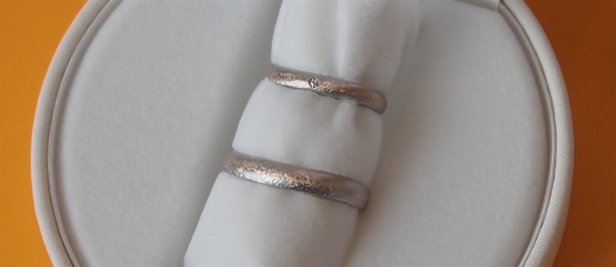 運命の赤い糸をデザインしてお二人の似顔絵を手彫した結婚指輪(マリッジリング)