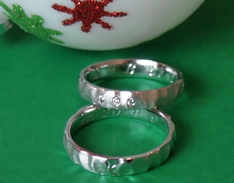 和歌山のお二人の槌目仕上げの個性的な結婚指輪。。。
