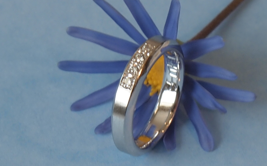 結婚指輪(マリッジリング)に今年もダイヤモンドを一つ増やしました。。。