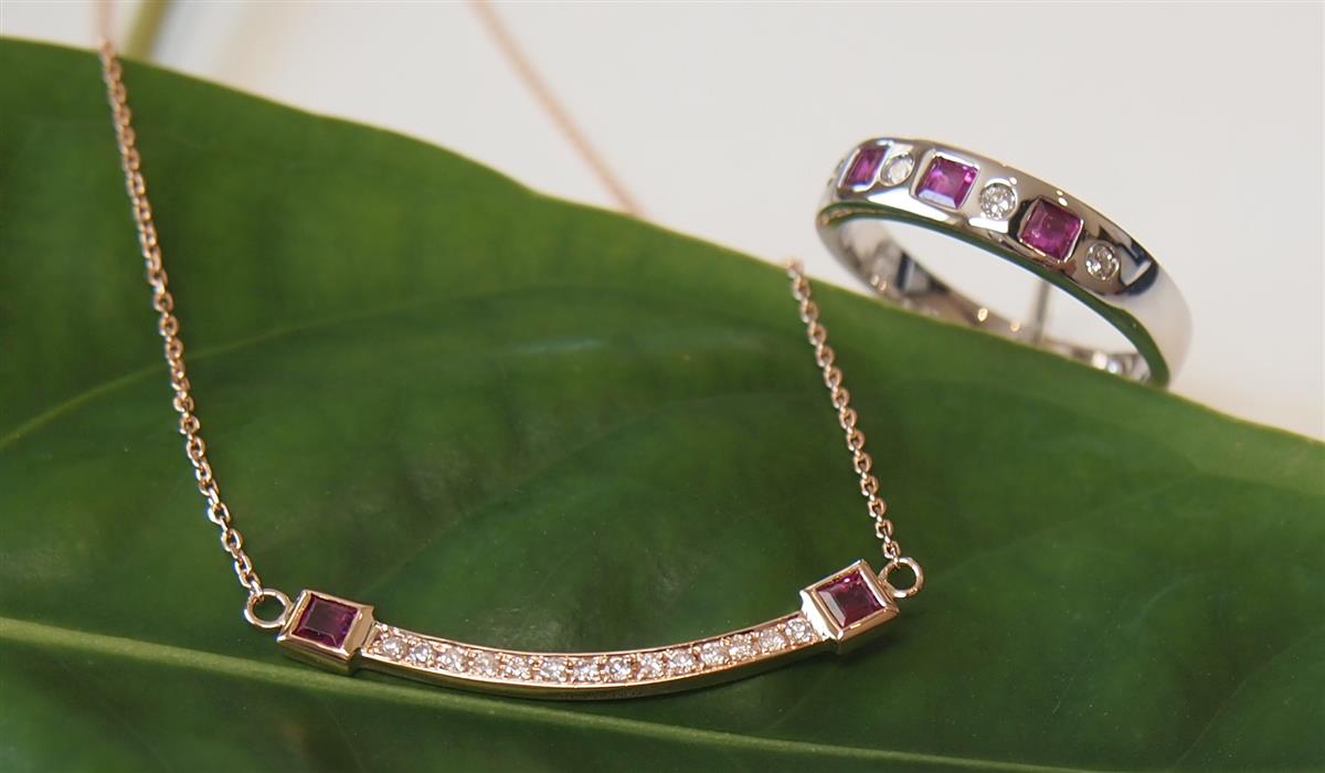 はめていく場所がないテーパーダイヤの取り巻きリングをペンダントにジュエリーリフォーム。