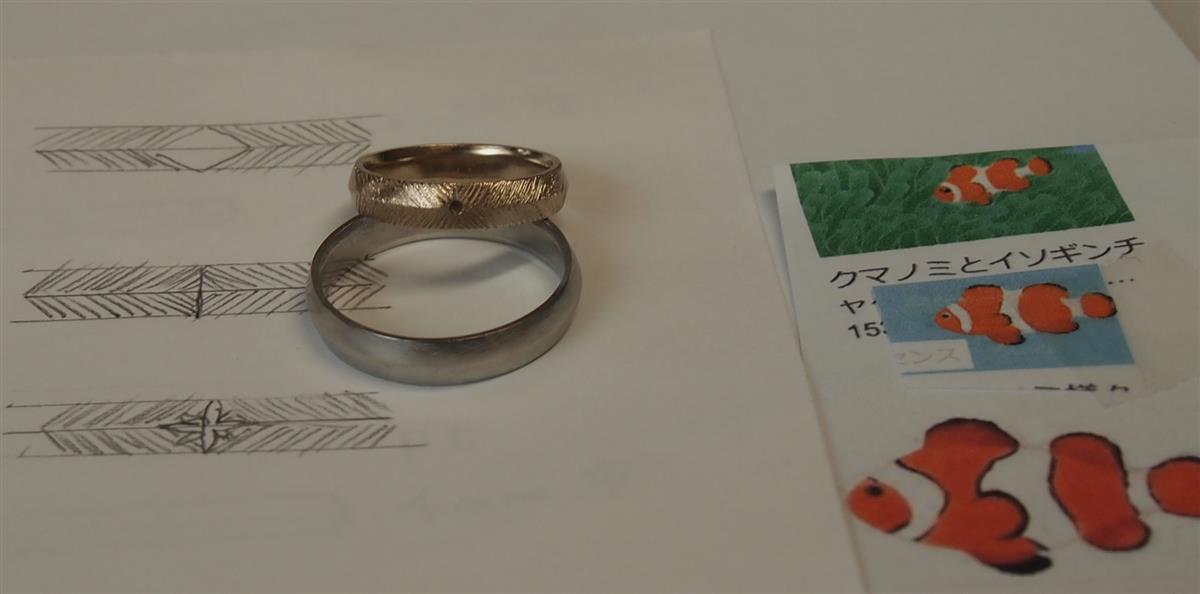 手作業のテクスチャでアンティーク感を強調した結婚指輪(マリッジリング)