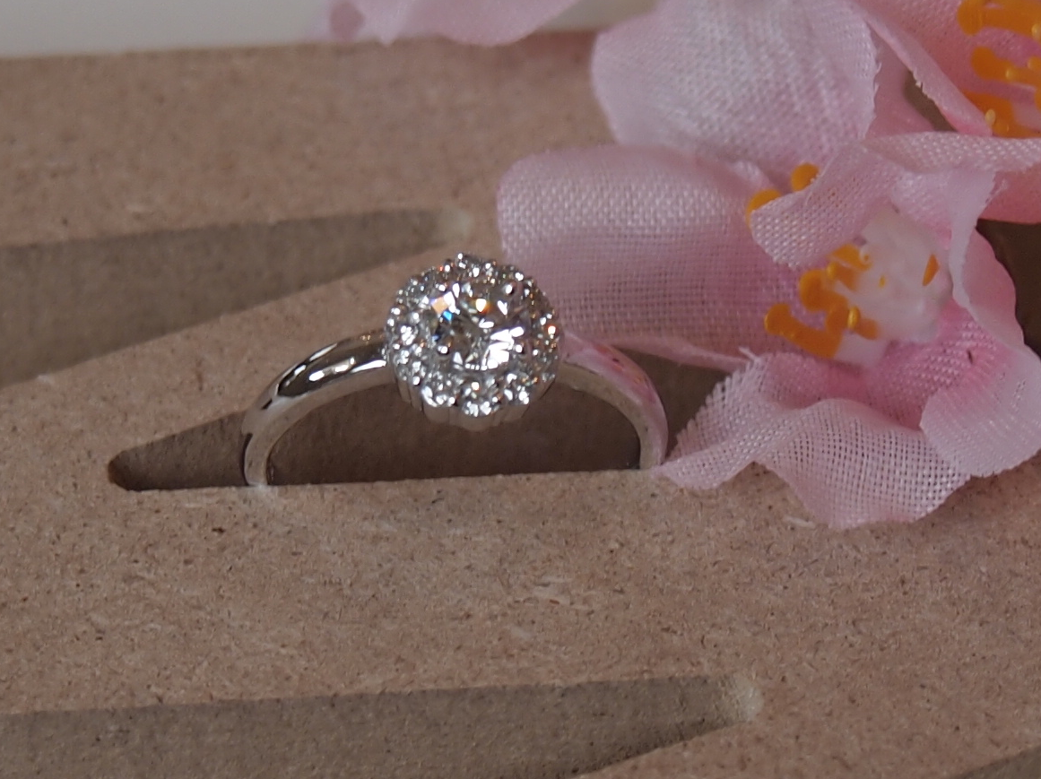 今年も引き続き、婚約指輪半額キャンペーン。。