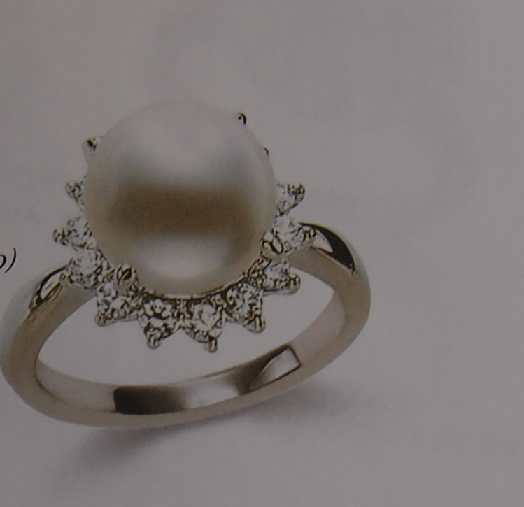 お母さんから頂いた大きな南洋真珠の指輪を。。。