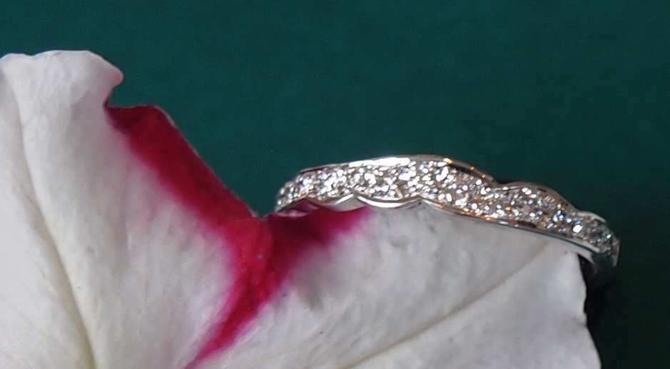 個性的なエタニティタイプの婚約指輪(エンゲージリング)。。。