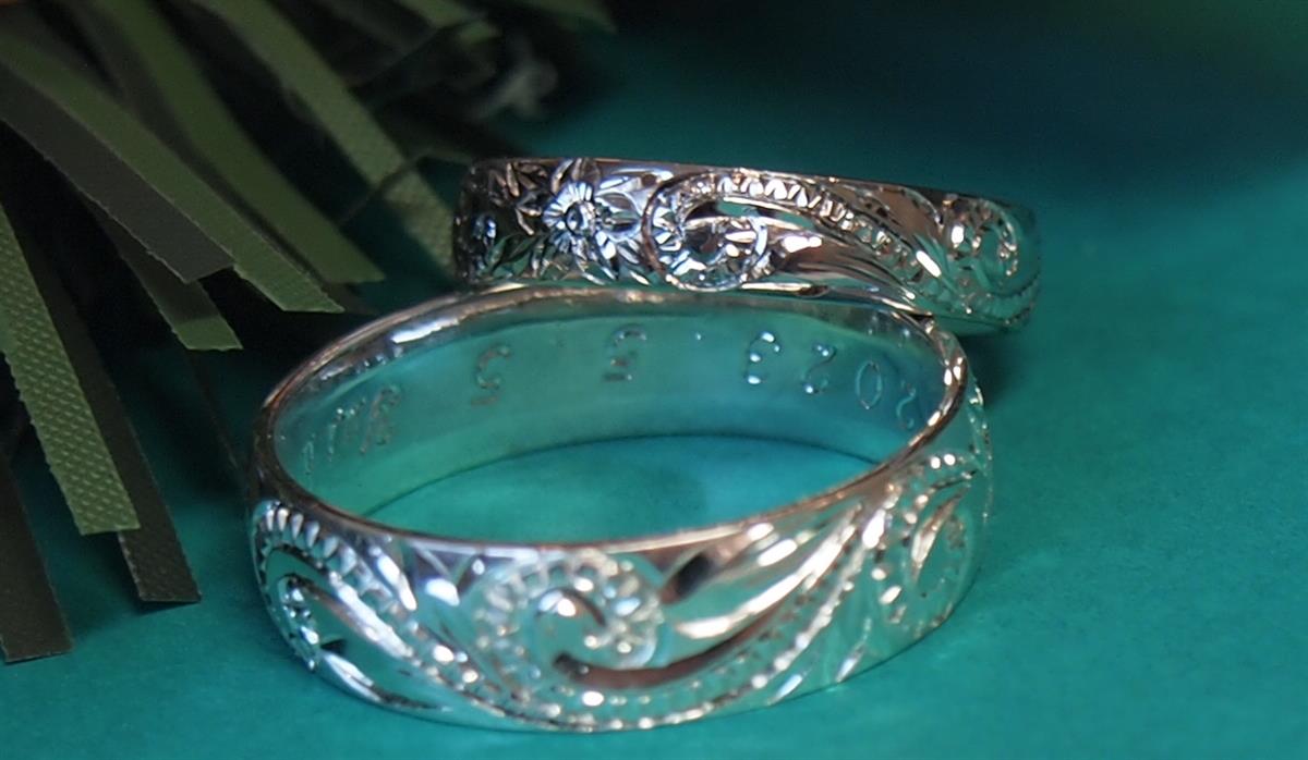 ハワイアンジュエリーのこだわりの絵柄を手彫りした結婚指輪(マリッジリング)