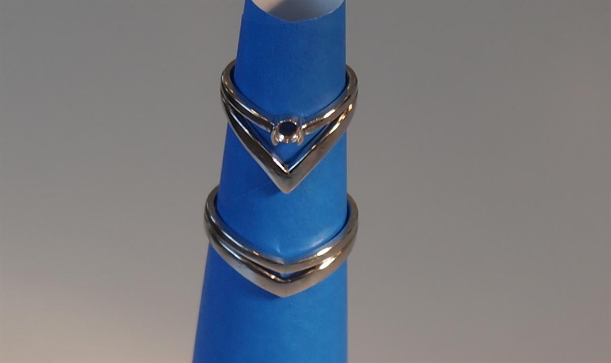 V字の角度にこだわったお二人の結婚指輪の製作途中。。。