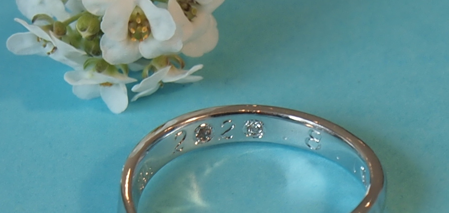 彼女のダイヤデザイン部分を槌目仕上げで表現した結婚指輪(マリッジリング)