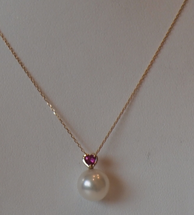 引き出しに眠っているパール珠をカジュアルなネックレスにしてみませんか。。。