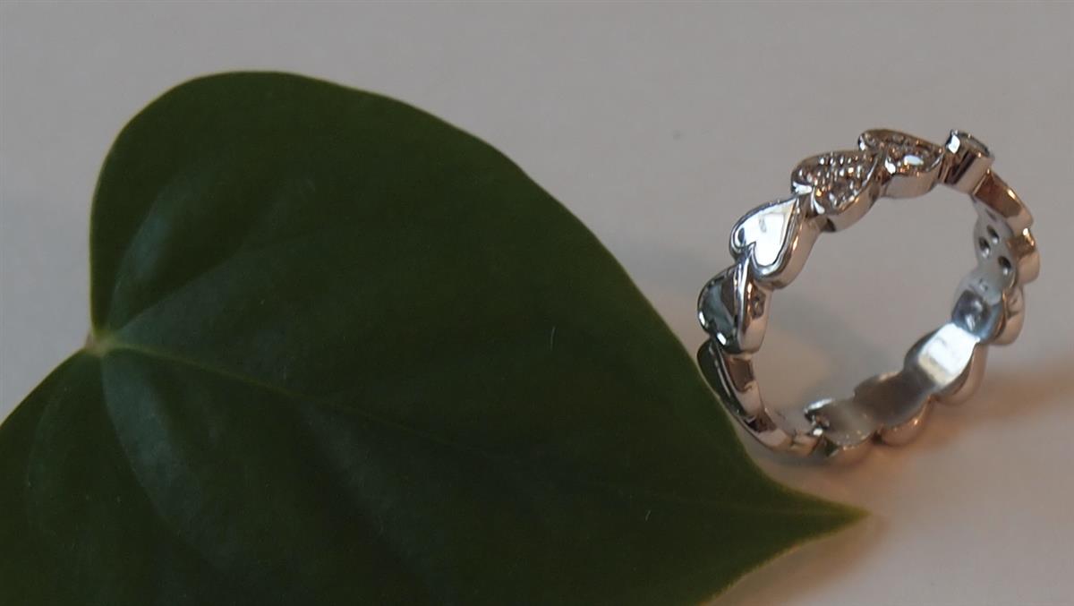 結婚指輪(マリッジリング)に今年もダイヤモンドを一つ増やしました。。。