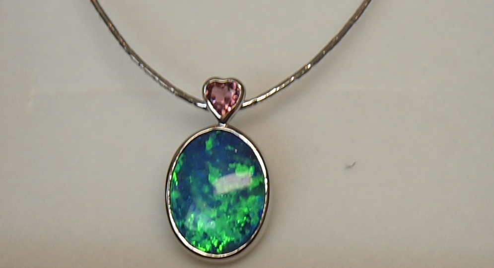 はめていく場所がないテーパーダイヤの取り巻きリングをペンダントにジュエリーリフォーム。