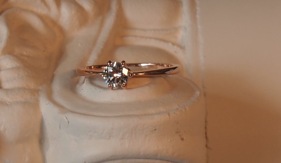 K18のピンクゴールドのシンプルな婚約指輪(エンゲージリング)に。。。