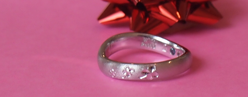 彼女のデザインの可愛い四つ葉のクローバーを手彫した結婚指輪(マリッジリング)。