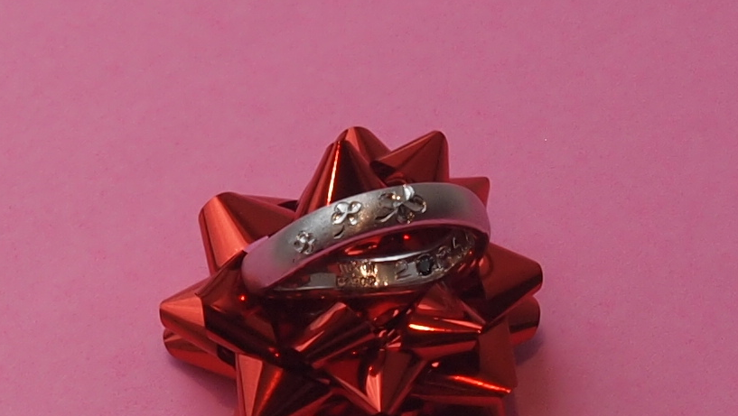 彼女のデザインの可愛い四つ葉のクローバーを手彫した結婚指輪(マリッジリング)。