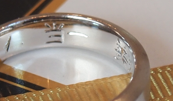 世界に一つ二人だけの結婚指輪の内側に和彫りで。。。